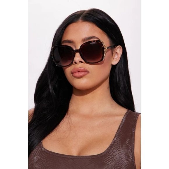 Cross My Way Round Frame Rhinestone Temple Sunglasses Tortoise - Picture 2 of 9